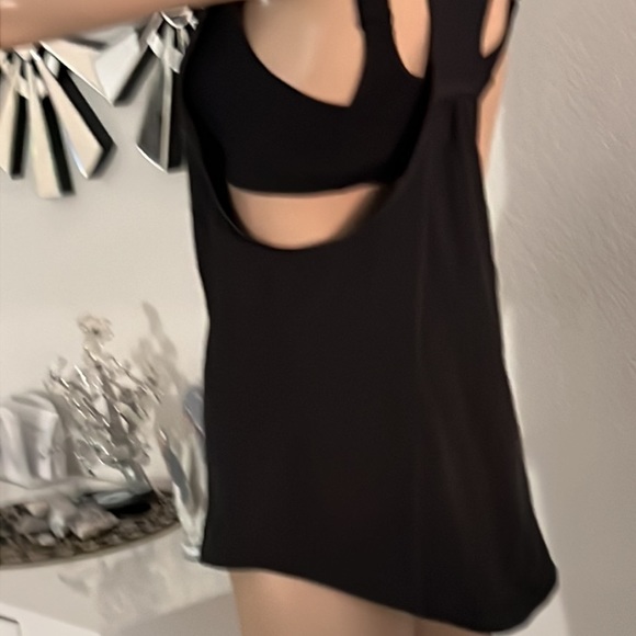 (Lululemon) ladies top size 6 please check measurement because there is no tag - Picture 12 of 17